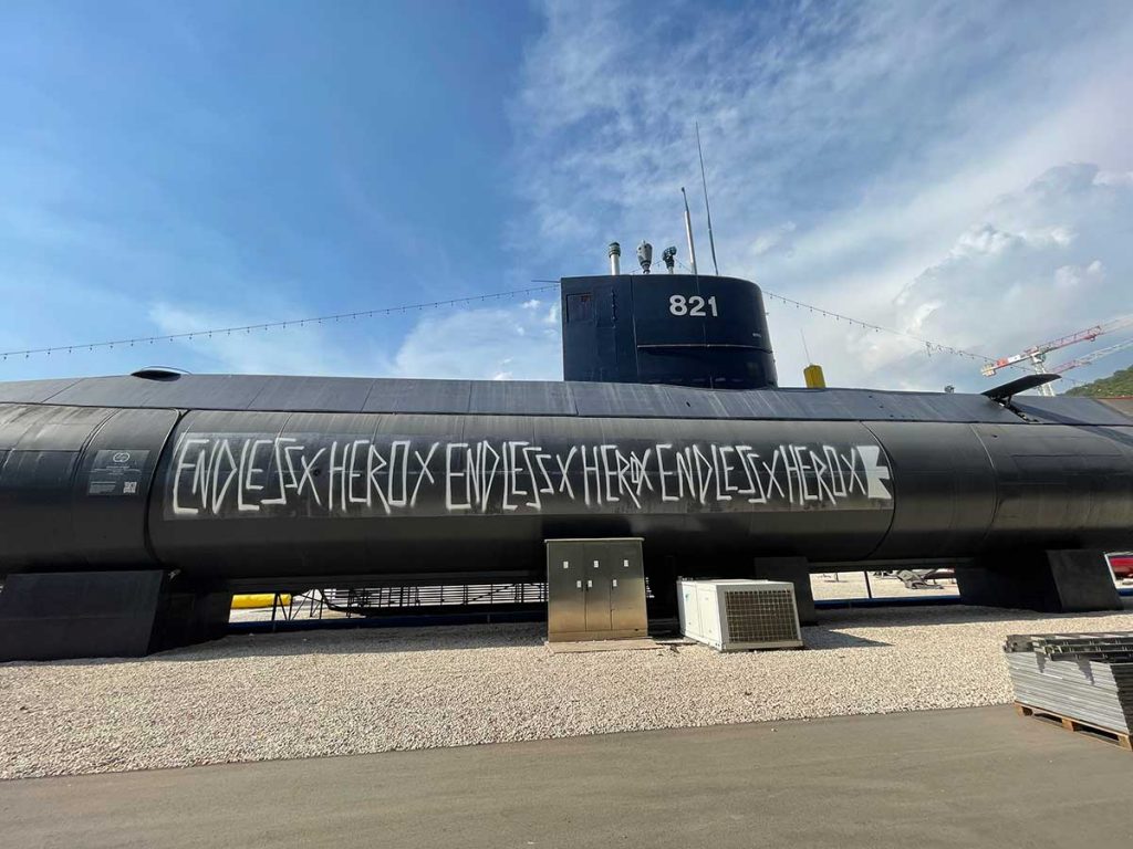 Endless Paints Submarine